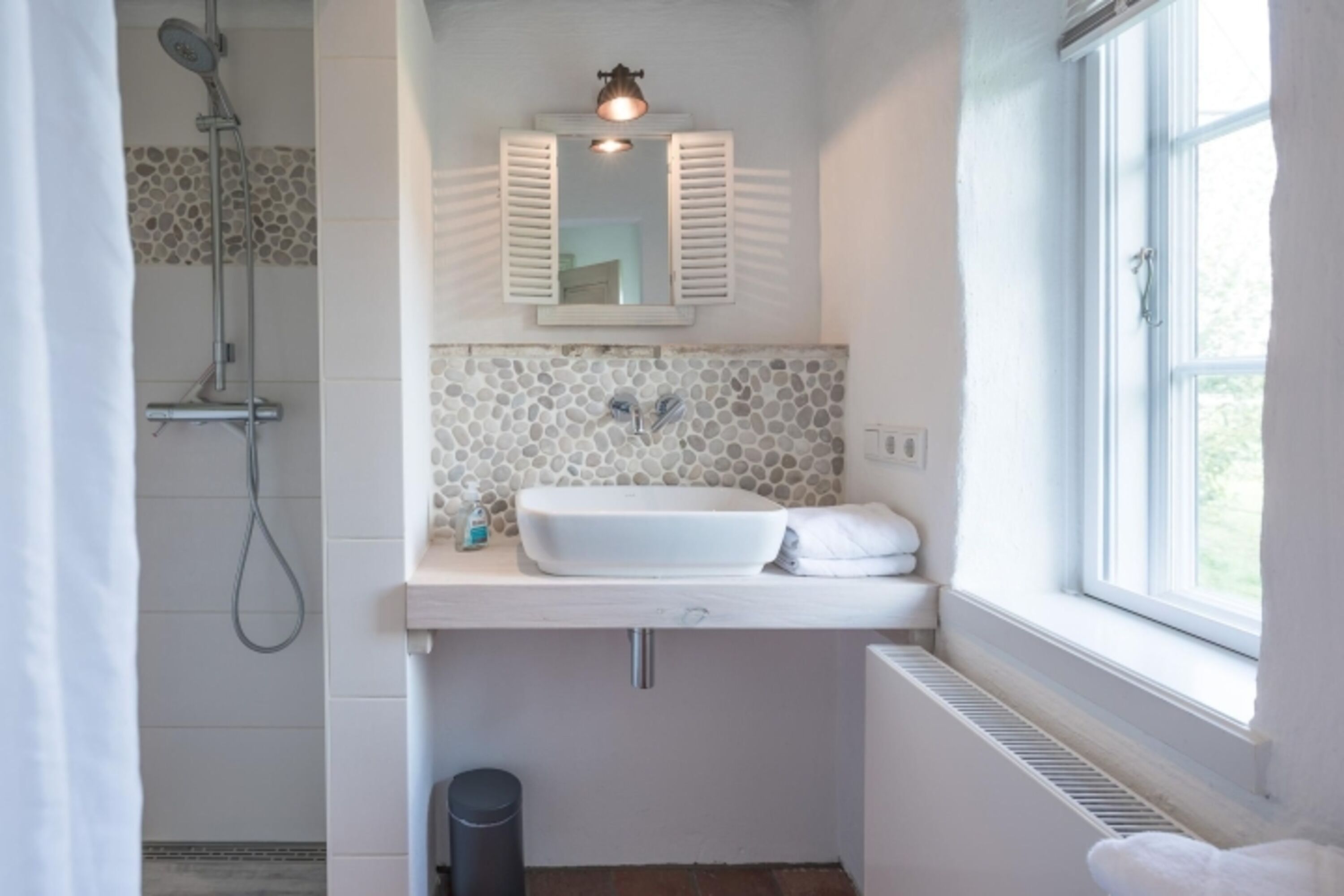 Badezimmer mit einer bodengleichen Dusche