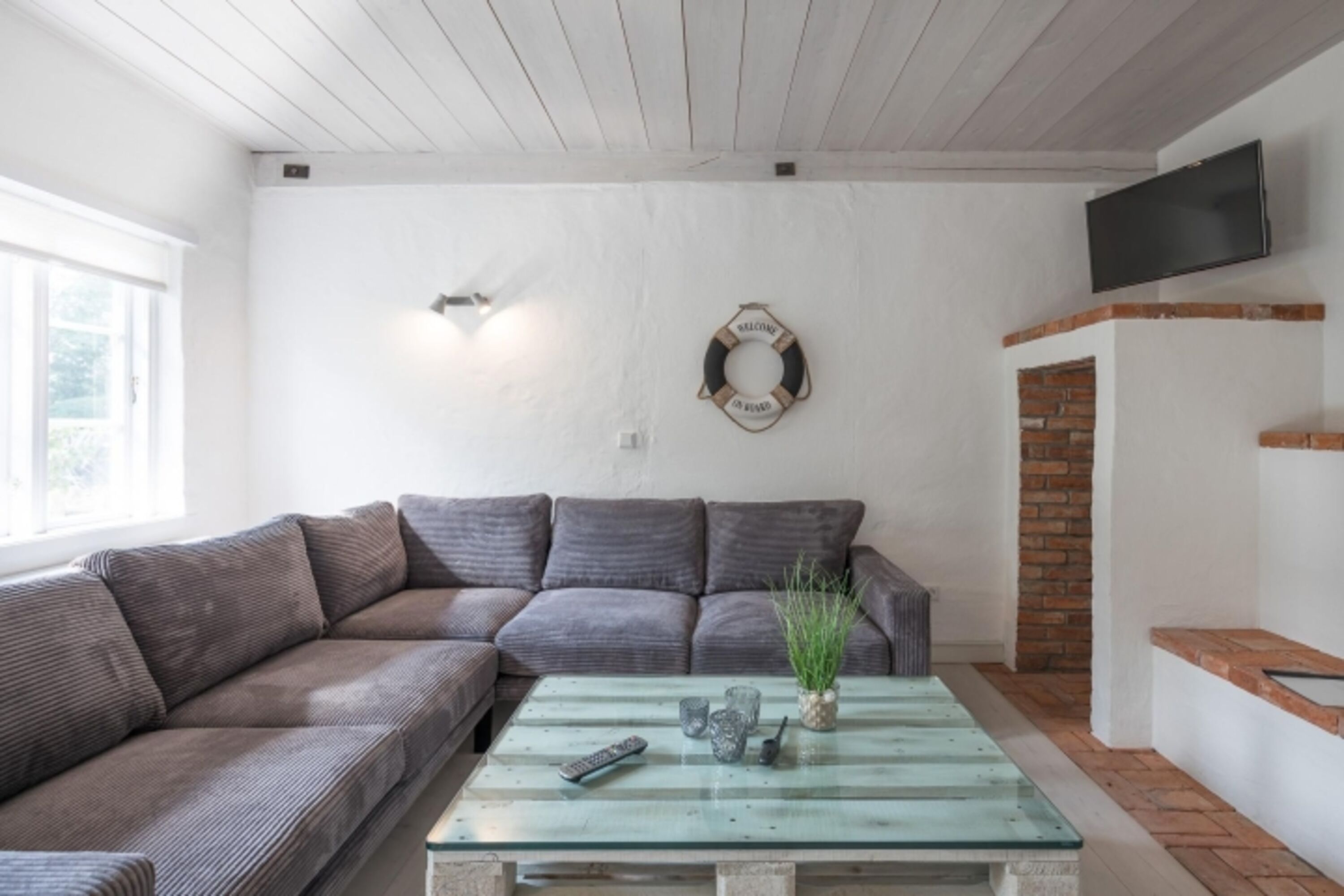  Bequeme Sofalandschaft mit Flachbild-TV