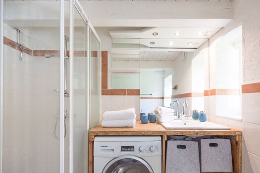 Badezimmer mit Waschmaschine