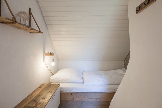 Schlafzimmer mit zwei Einzelbetten