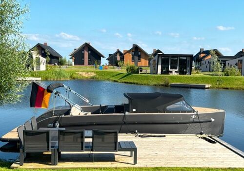 Zugang zum offenen Gewässer direktes Anlegen am Haus möglich