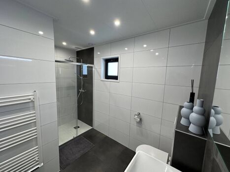 Bad mit Regendusche und WC 