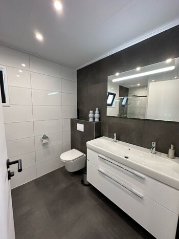 Bad mit Regendusche und WC 