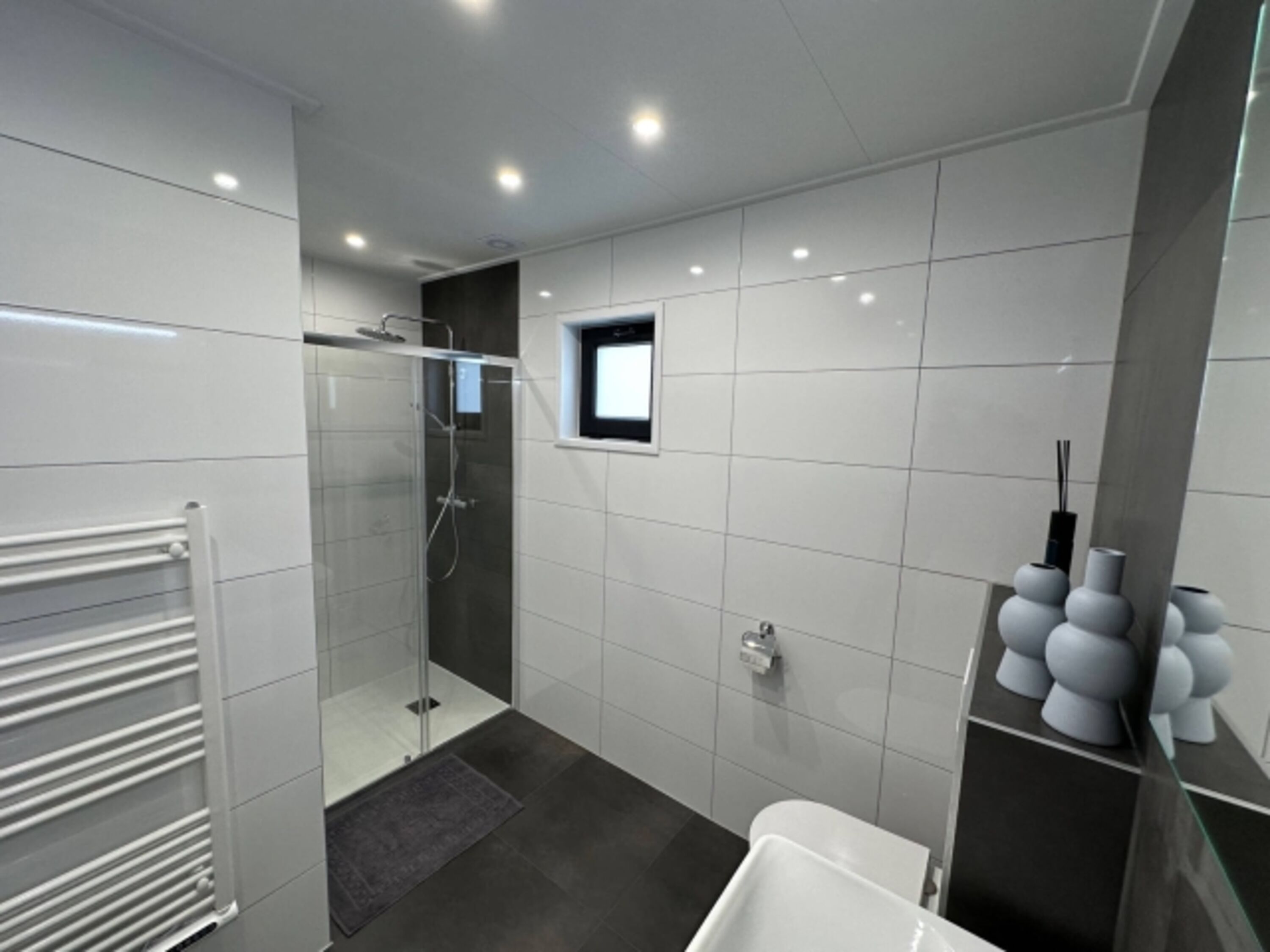 Bad mit Regendusche und WC