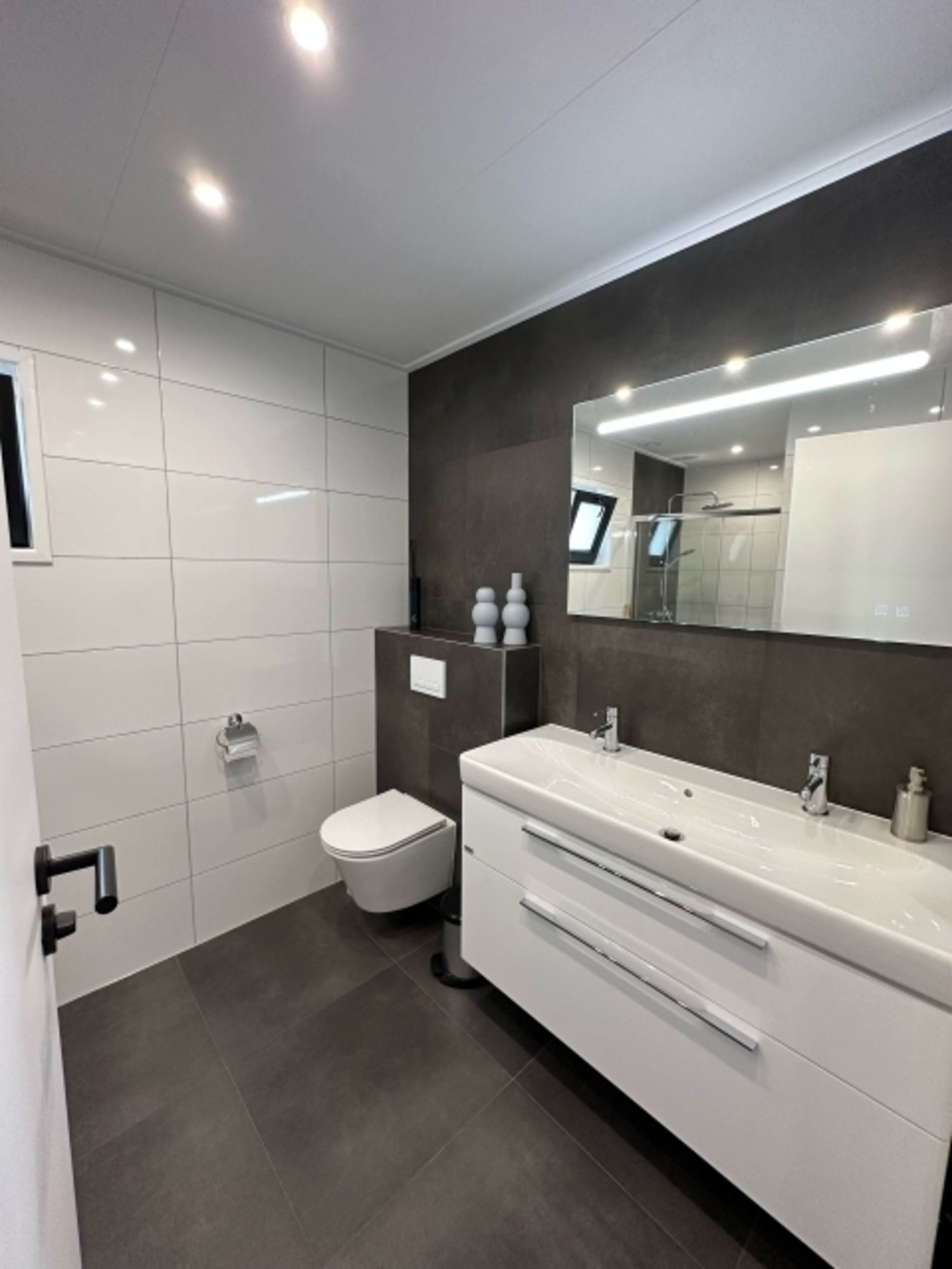 Bad mit Regendusche und WC