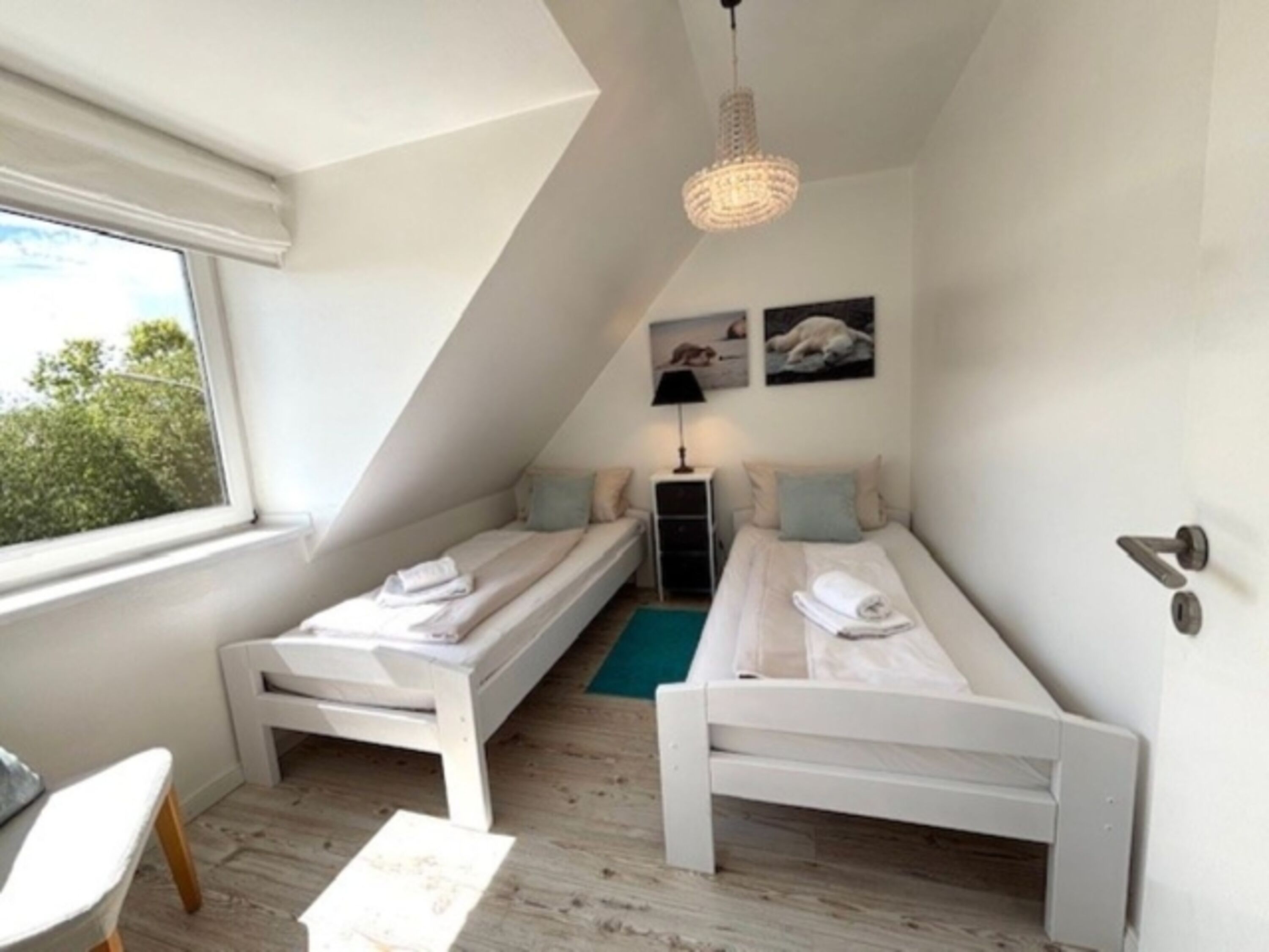 Schlafzimmer, unten zwei Einzelbetten