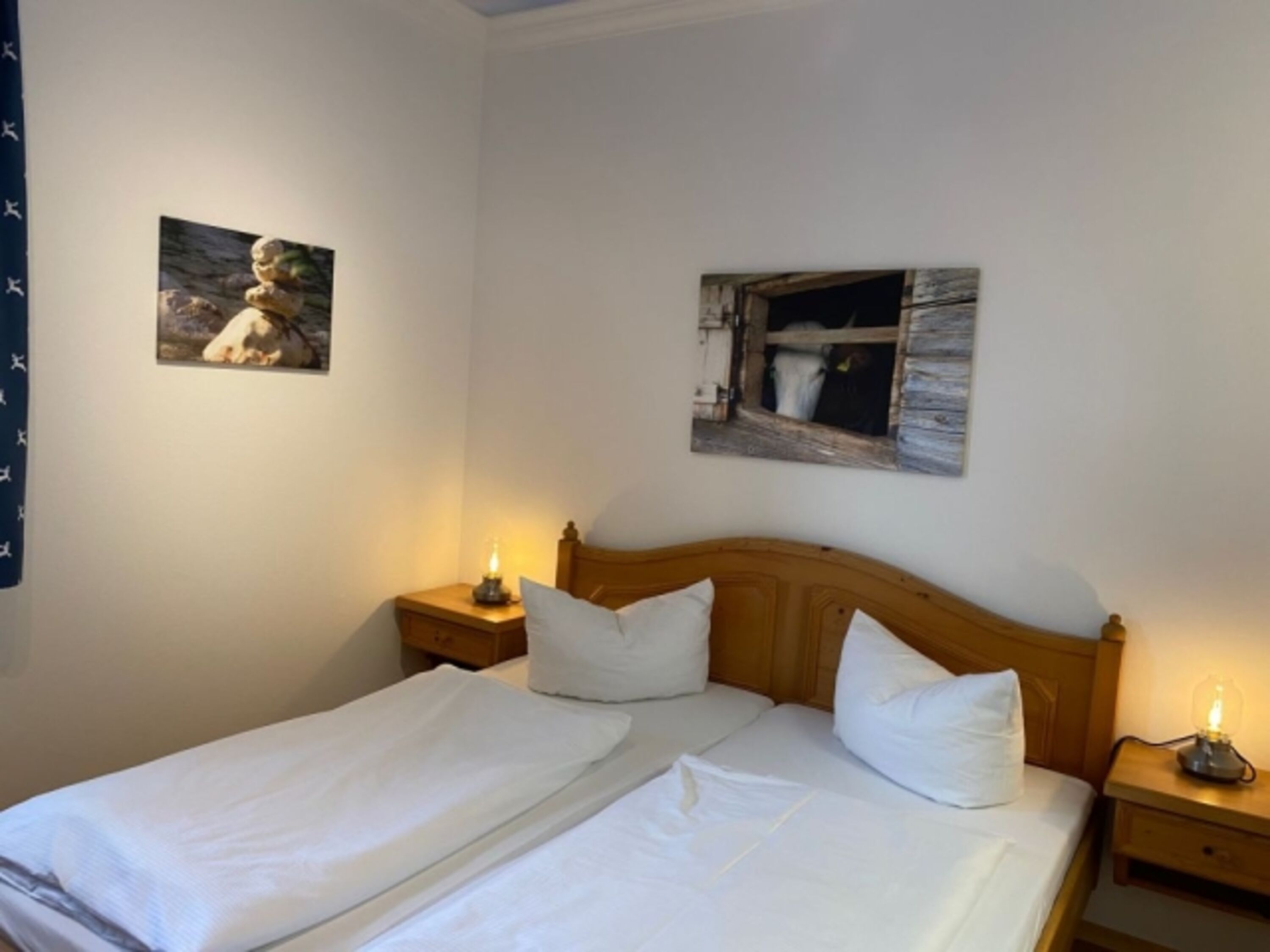 Großes Schlafzimmer mit Doppelbett