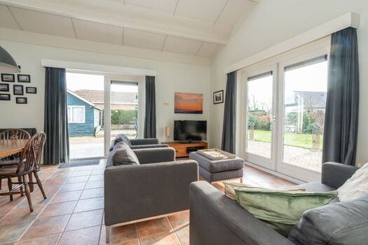 Die komfortable Sitzecke mit TV