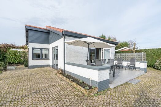 Der große, sonnige Garten mit 2 Terrassen