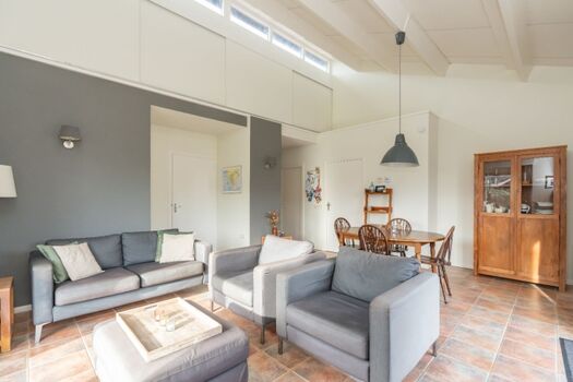 Das gemütlich eingerichtete, helle Wohnzimmer