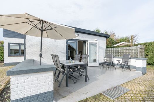 Die sonnige Terrasse mit Gartengruppe und Sonnenschirm