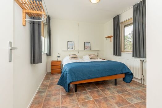 Schlafzimmer 1 mit Doppelbett (180x200) und TV