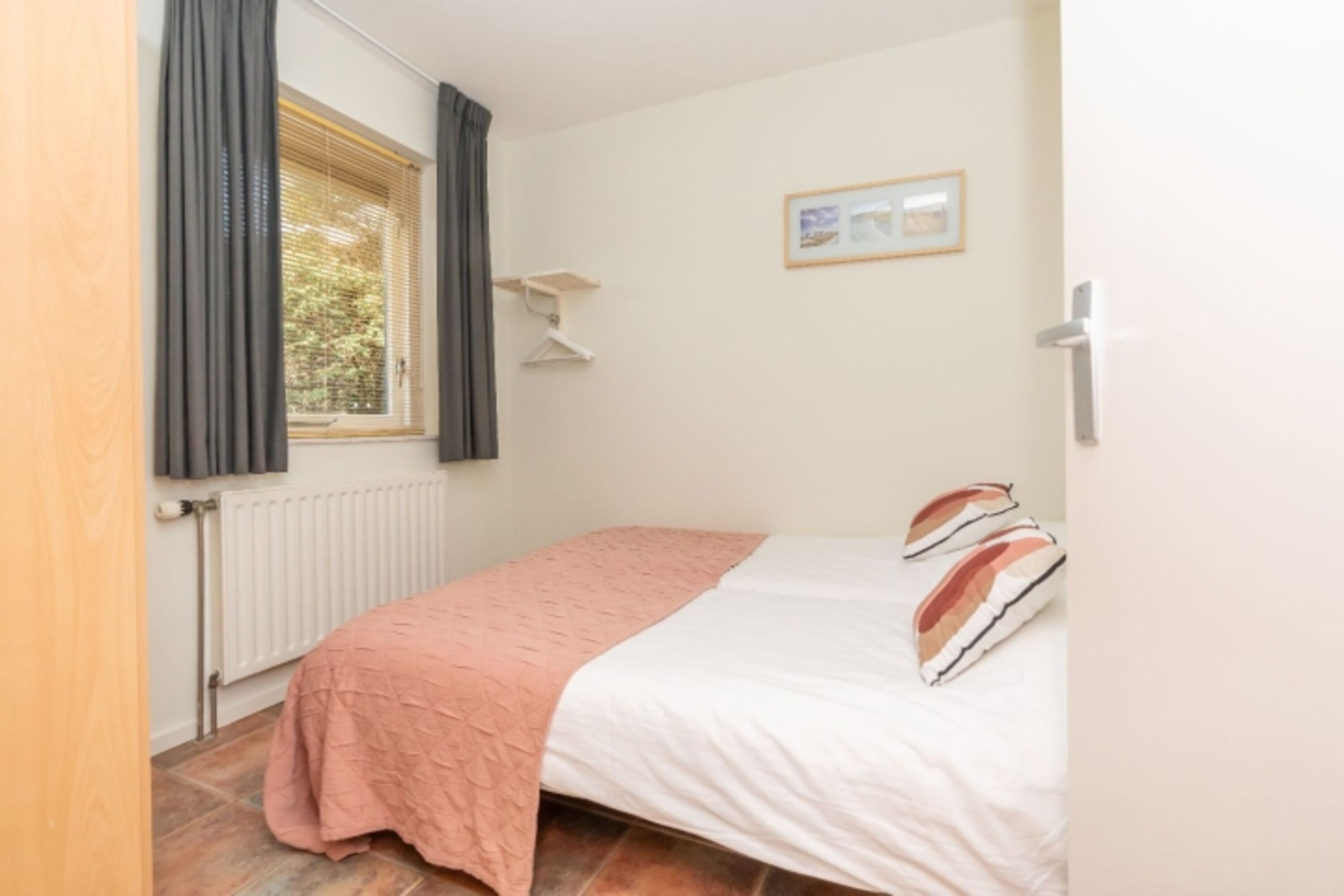 Schlafzimmer 2 mit Doppelbett (160x200) und Kleiderschrank