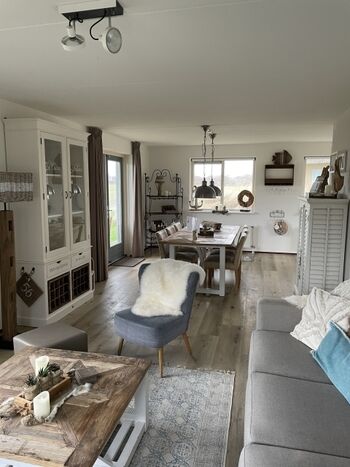 Wohnzimmer mit Blick in den Essbereich