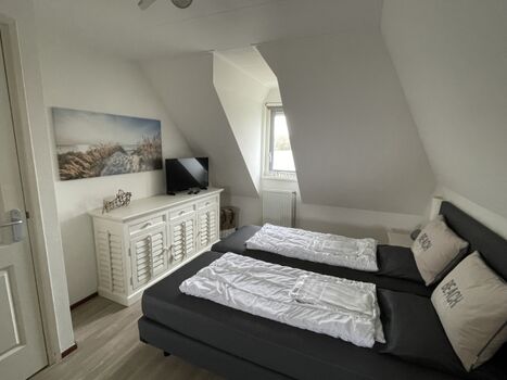 Schlafzimmer rechts  mit TV