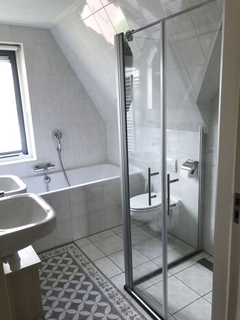 Bad OG mit Dusche und WC