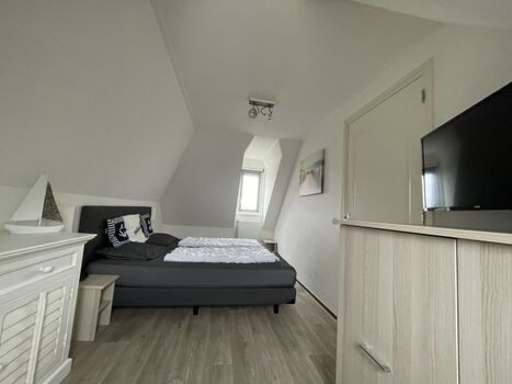 Schlafzimmer links mit TV