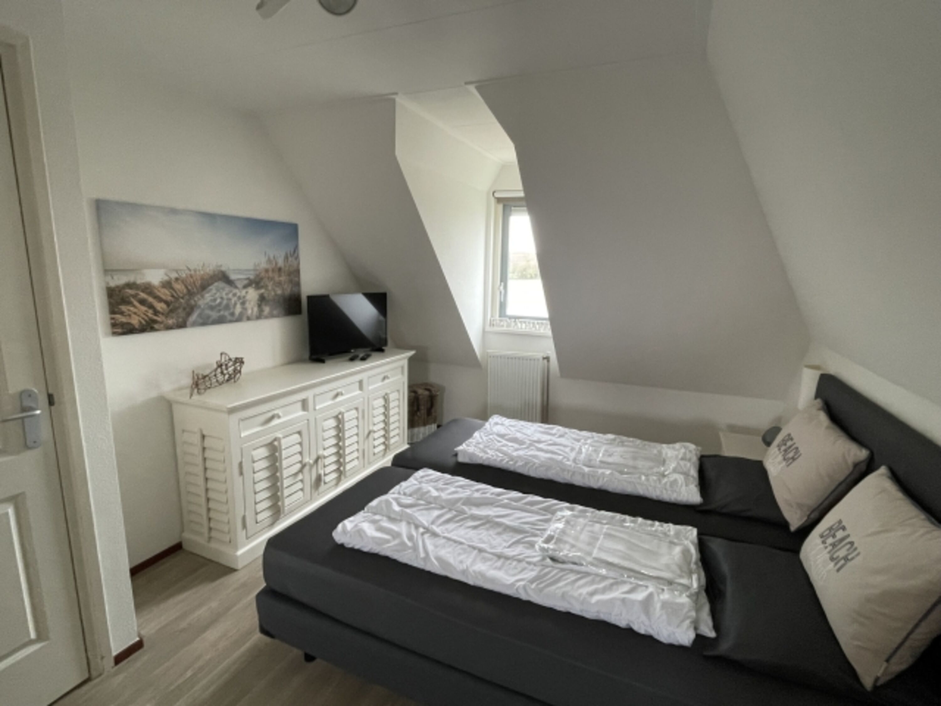 Schlafzimmer rechts mit TV