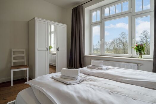 Schlafzimmer zur Hofseite mit Kleiderschrank