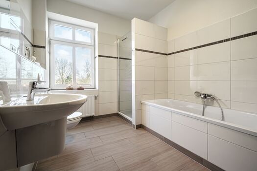 Badezimmer mit Dusche und Badewanne