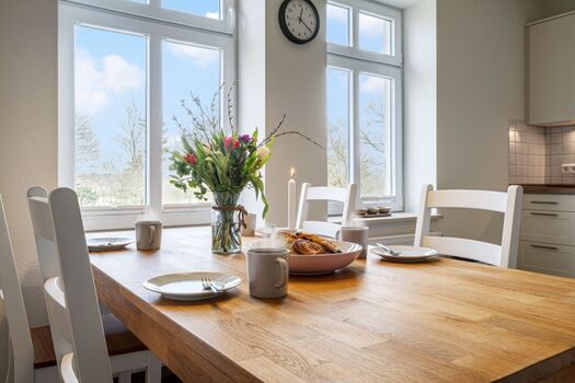 Heller Essbereich mit Blick in den Garten