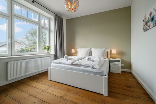 Schlafzimmer zur Hofseite mit Doppelbett (160x200cm)