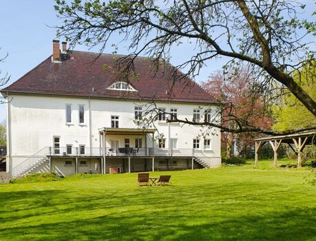 Hausansicht mit überdachter Terrasse 