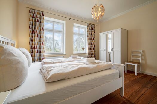 Schlafzimmer zur Gartenseite mit Kleiderschrank