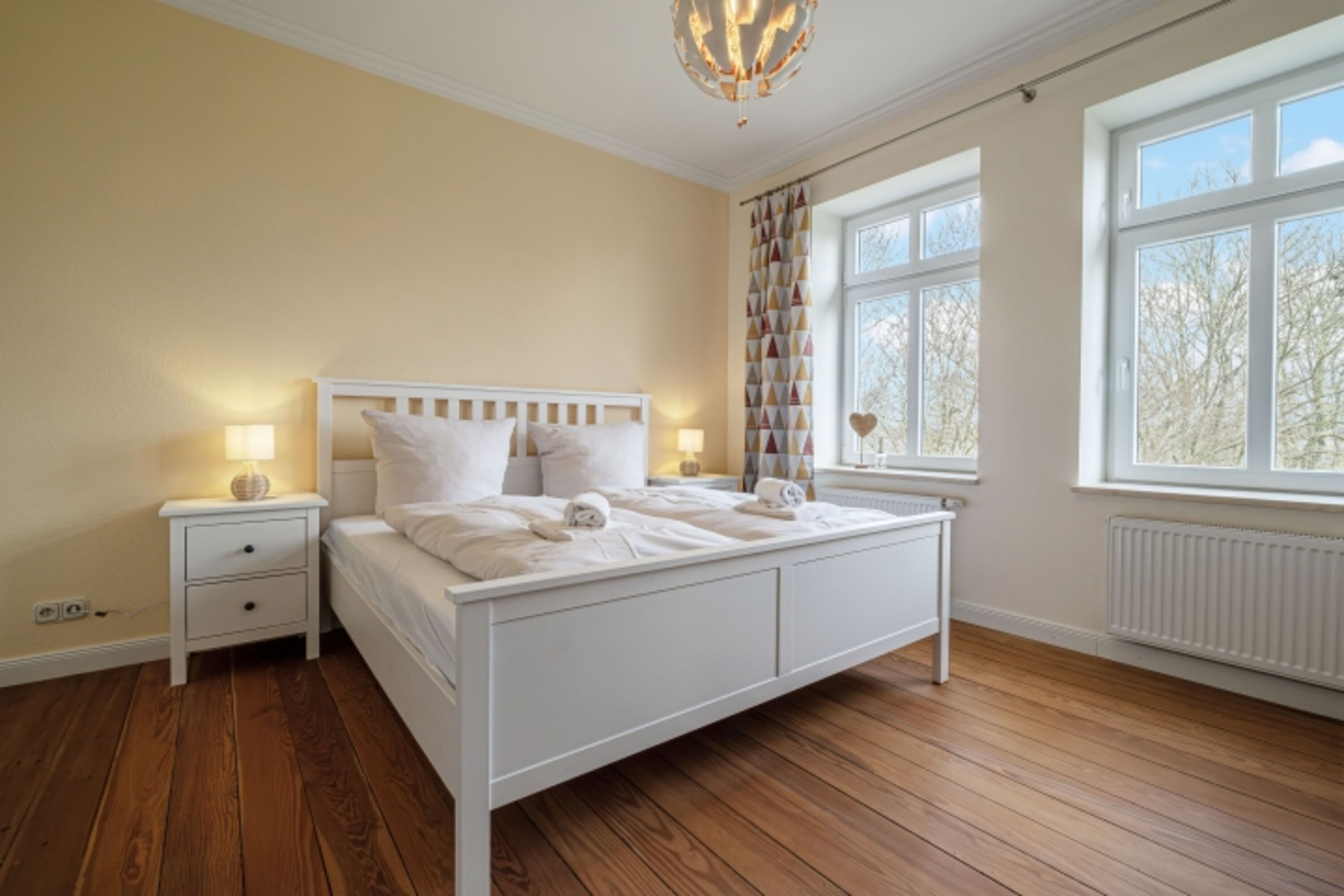 Schlafzimmer zur Gartenseite mit Doppelbett (180x200cm)