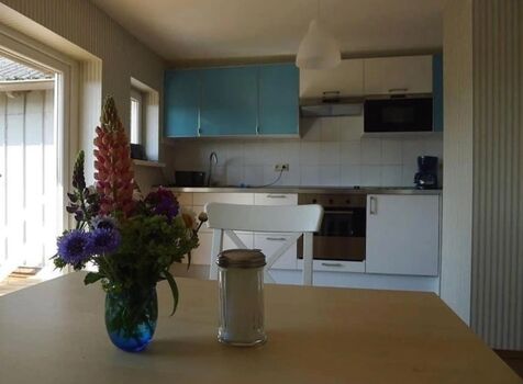 Küche mit Holzmöbeln und Blumen