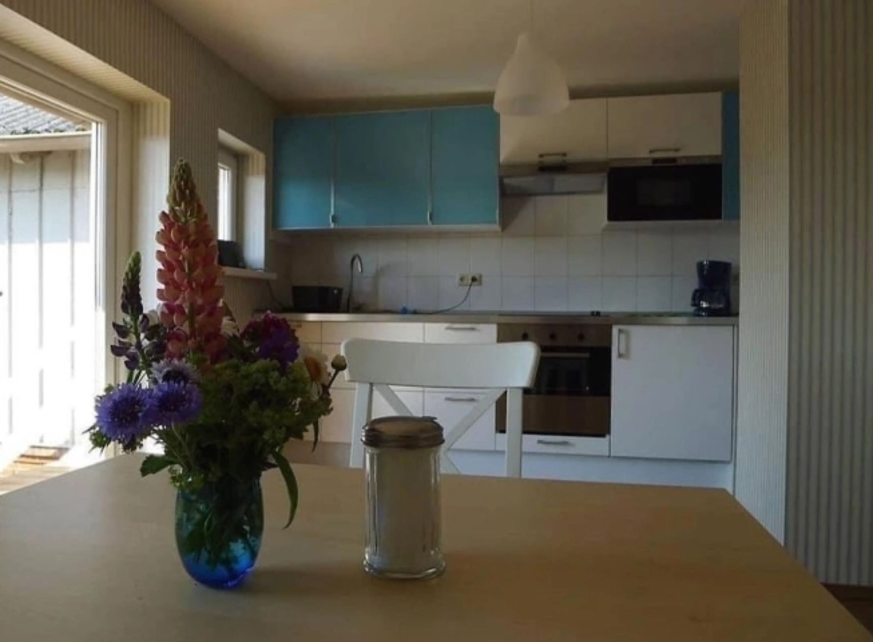 Küche mit Holzmöbeln und Blumen