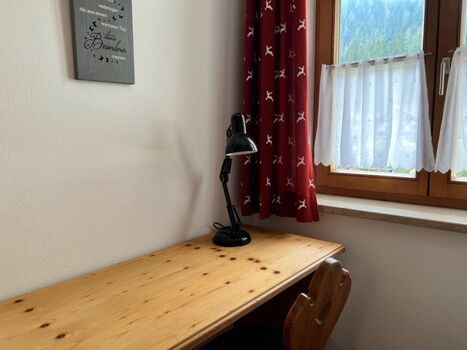 Schreibtisch im kleinen Schlafzimmer