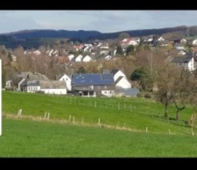 Blick vom oberen Feldweg auf unseren Hof