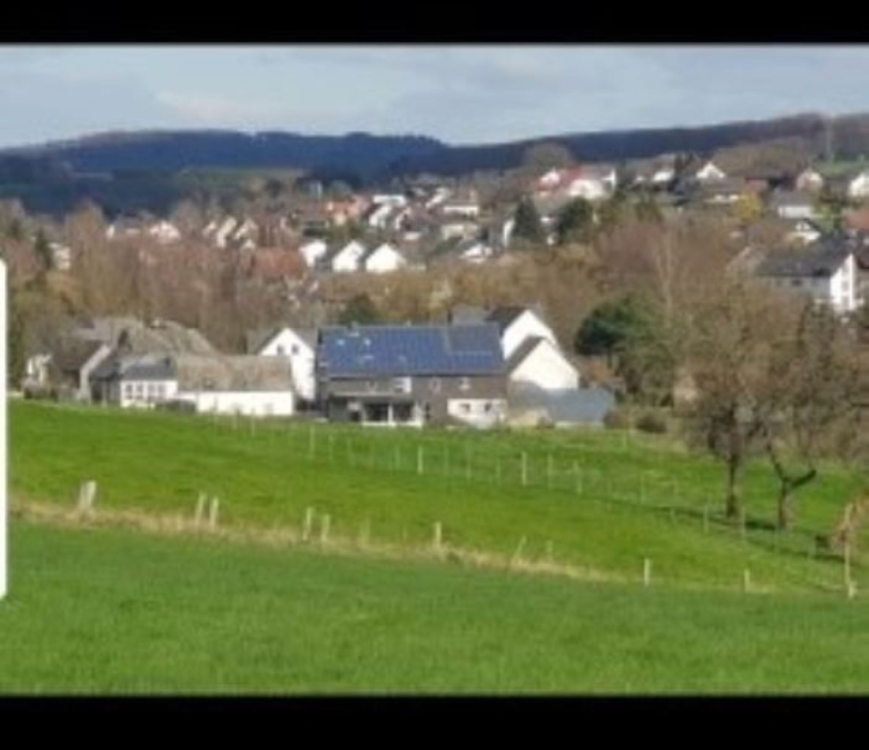 Blick vom oberen Feldweg auf unseren Hof