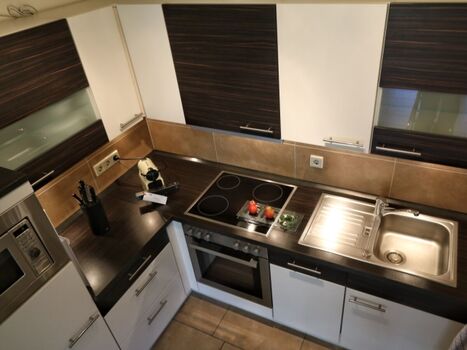 Küche mit Cerankochfeld, Backofen, Mikrowelle, Geschirrspüler, Kühl-/Gefrierkombination