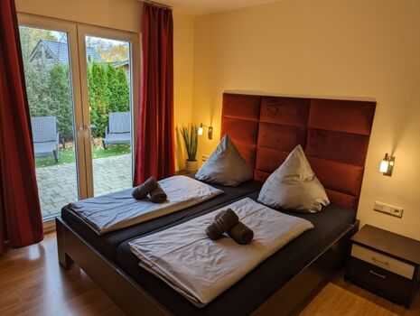Schlafzimmer 2 mit Doppelbett, TV, Kleiderschrank, Kommode