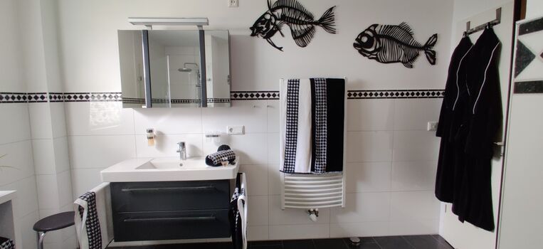 Bad mit Sauna, Dusche, WC, Waschtisch