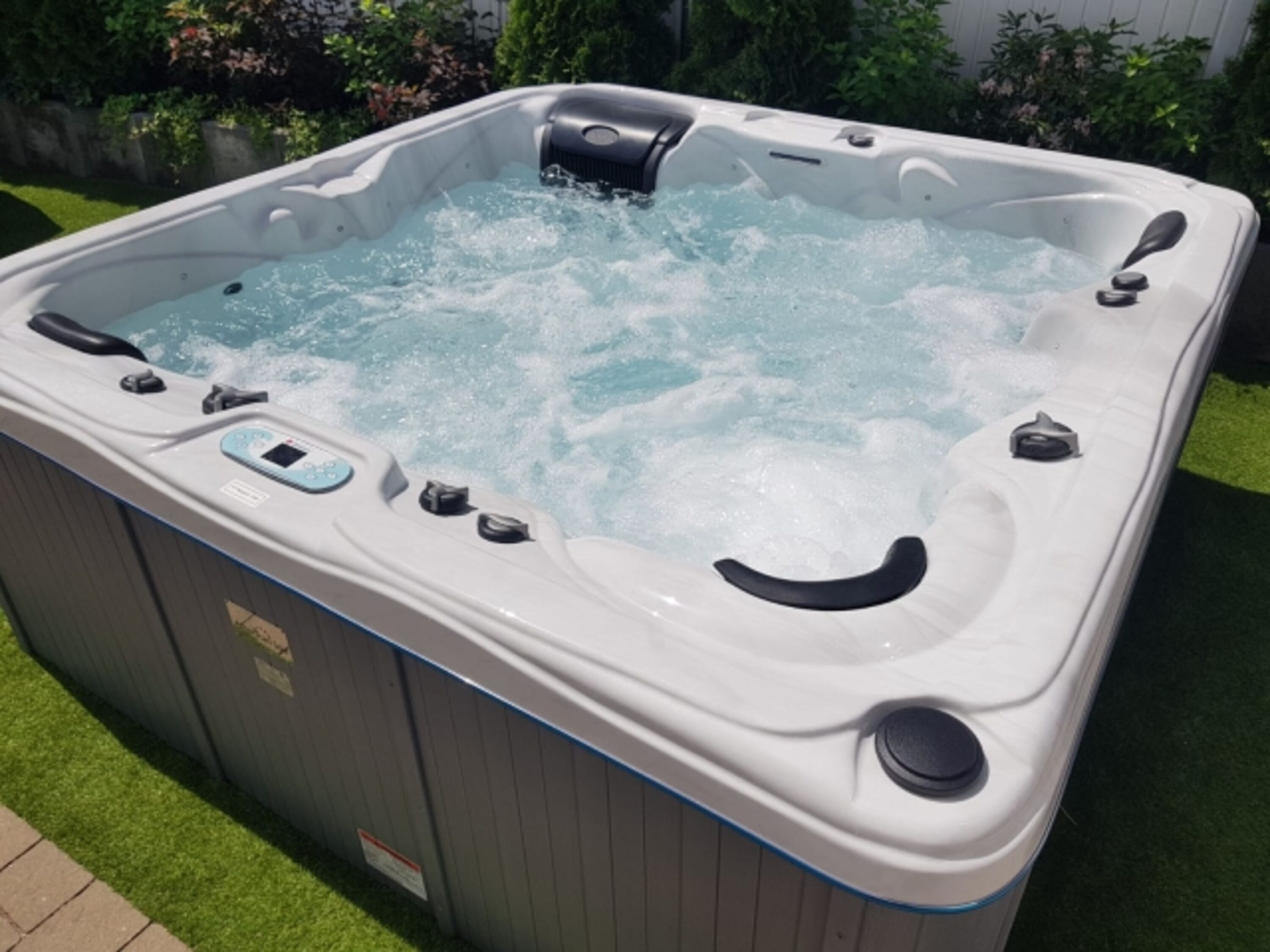 Outdorr-Whirlpool, ganzjährig 35 Grad Wassertemperatur