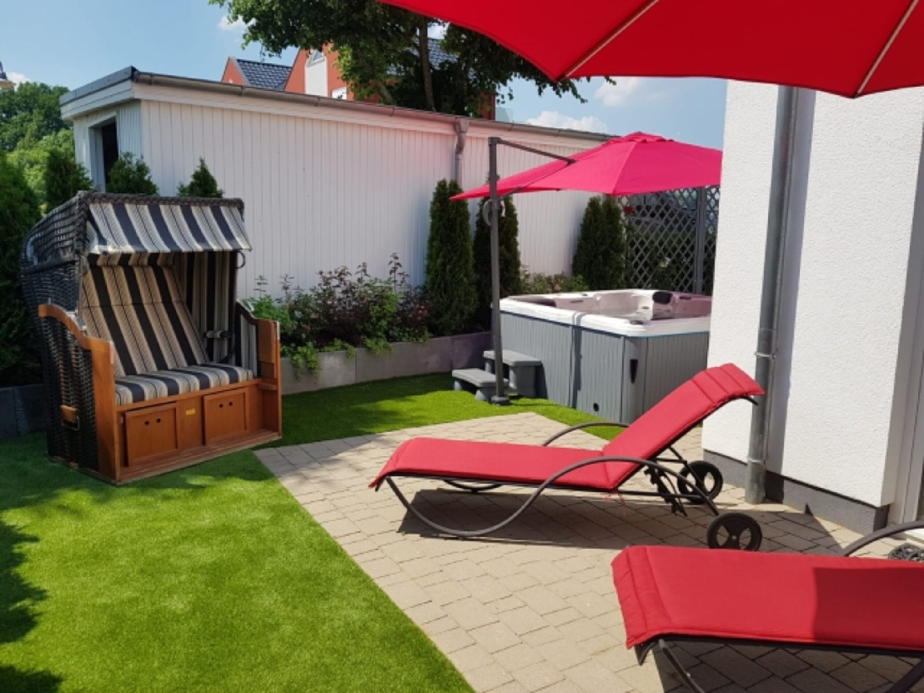 Garten mit Whirlpool, Strandkorb, Sonnenliegen, Sonnenschirm