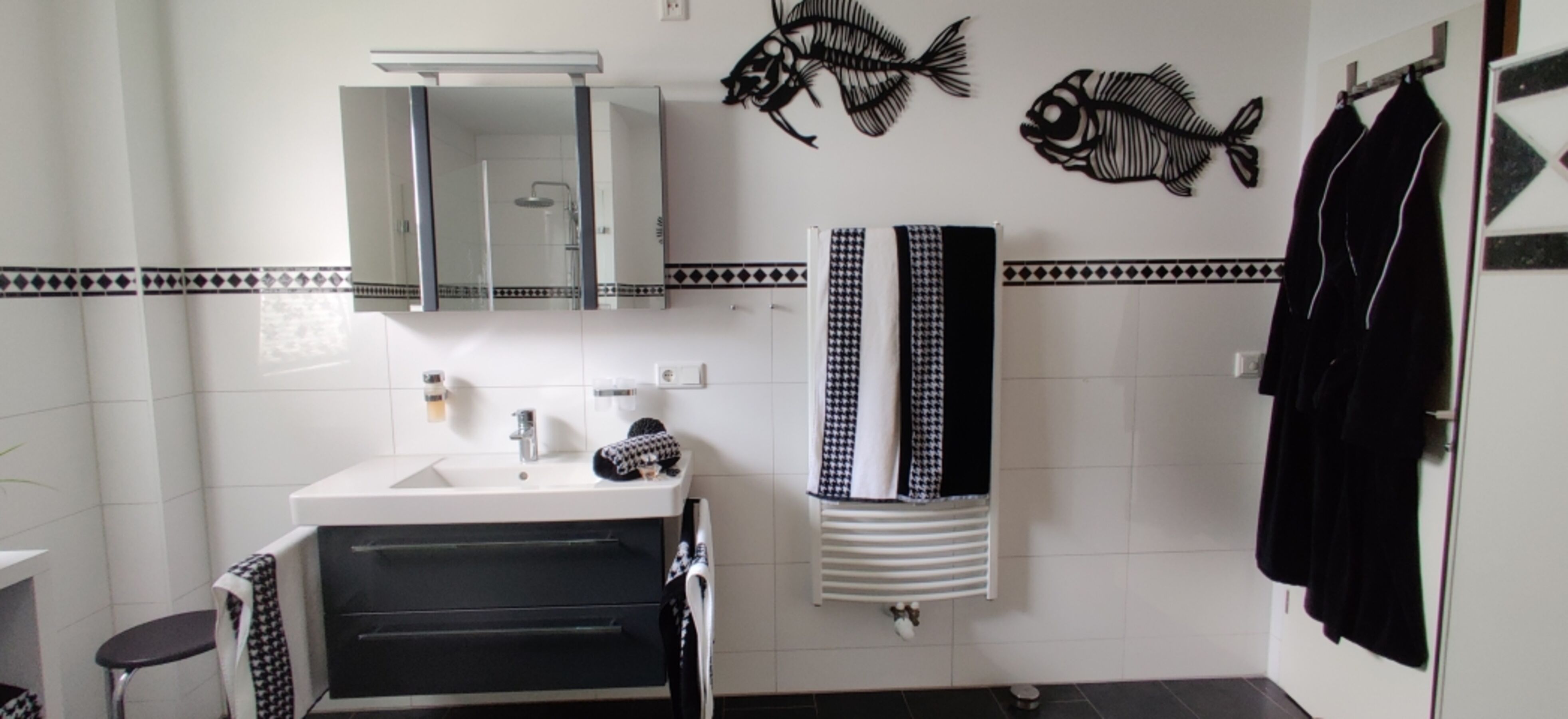 Bad mit Sauna, Dusche, WC, Waschtisch