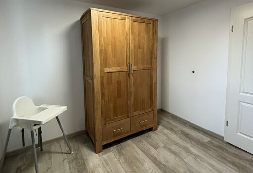 Babystuhl und Schrank im Einzelbettzimmer