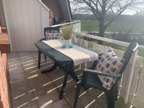 Der Balkon bietet Platz für 4 Personen.