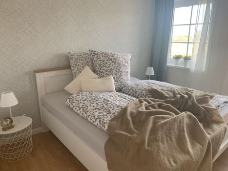 Das Schlafzimmer mit Doppelbett.