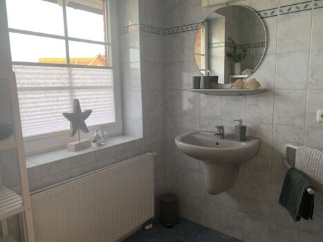 Tageslichtfenster auch im Badezimmer.