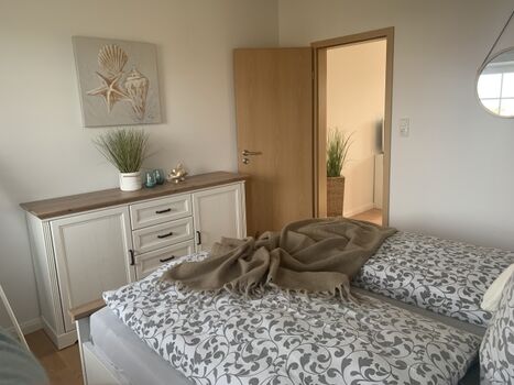 Eine Kommode bietet viel Stauraum.