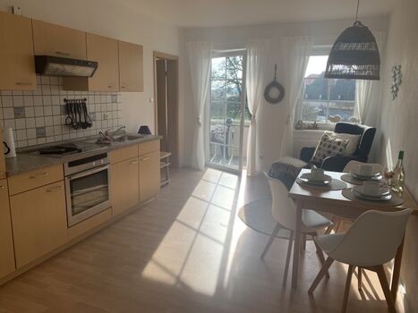 Die Küche mit Essbereich.