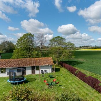 Das Gartenhaus dient zum spielen mit u.a. Tischkicker.