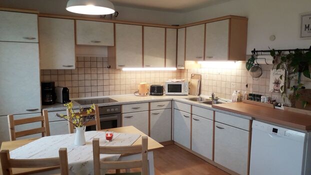 Die große, voll ausgestattete Wohnküche