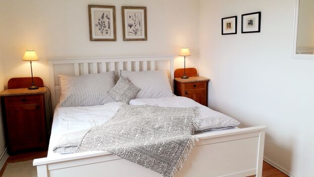 Gemütliches Schlafzimmer mit großem Doppelbett