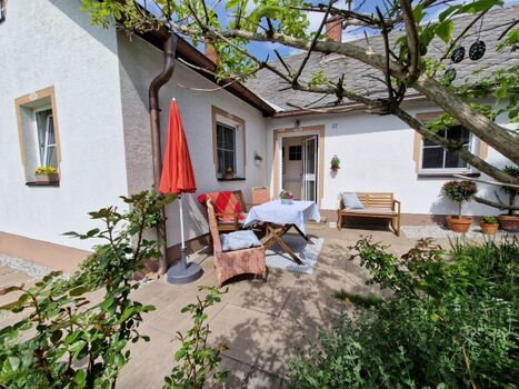 Die Terrasse mit der gemütlichen Hausbank